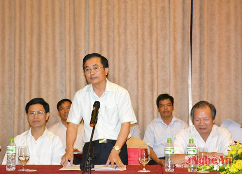 Đồng chí Lê Ngọc Hoa báo cáo tình hình KT-XH, an ninh, quốc phòng của tỉnh và quan hệ hợp tác với các tỉnh của Lào trong thời gian qua.