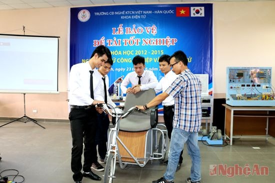 Lễ bảo vệ tốt nghiệp của sinh viên Khoa điện tử Trường Cao đẳng nghề  kỹ thuật công nghiệp Việt Nam - Hàn Quốc.