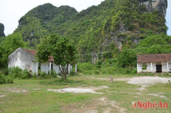 Hỏi một cậu bé chăn bò, chỉ vào dãy núi sau mấy căn nhà hoang, cậu bé nói: Hang trong kia.