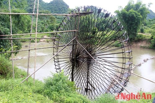 Chiếc guồng nước khổng lồ nằm ở bản Phả Pạt, ngày đêm lấy nước tưới cho ruộng được xem là một trong những biểu tượng của bản, của xã Cắm Muộn.