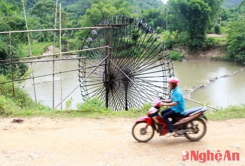 Chiếc guồng khổng lồ của bản Phả Pạt nằm cạnh con đường liên xã, thuận tiện cho các du khách có thể đến chiêm ngưỡng.