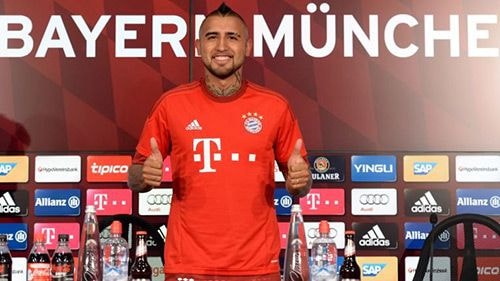 Vidal trong buổi họp báo ra mắt tại Bayern Munich. Ảnh: FCB.