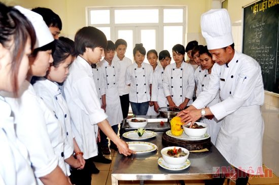 Dạy kỹ thuật chế biến nấu ăn cho học viên tại   Trường Cao đẳng nghề Du lịch - Thương mại Nghệ An.