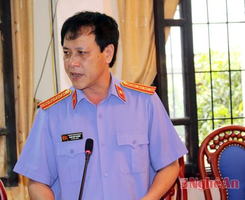 Ông Phan Quý Hương - Phó Viện trưởng Viện Kiểm sát nhân dân tỉnh Nghệ An nêu những tồn tại, vi phạm của thực trạng tạm giữ, tạm giam phát hiện được qua công tác kiểm sát.