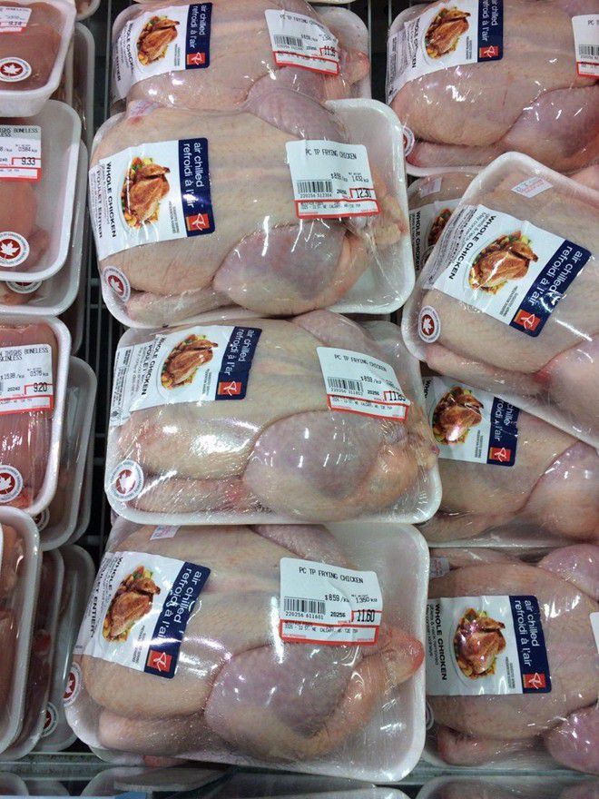 Tính giá sỉ nhập khẩu, 1 kg thịt gà Mỹ nhập về Việt Nam tương đương 1 kg thức ăn nuôi gà.