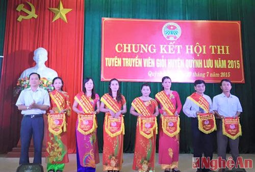 Ban tổ chức trao thưởng cho các đơn vị có thành tích xuất sắc.