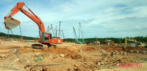 (Baonghean) - Tập trung giải phóng mặt bằng (GPMB), hỗ trợ các thủ tục đầu tư, thẩm định, phê duyệt dự án, họp tháo gỡ khó khăn… là những việc làm kịp thời của các cấp, ngành đối với cụm dự án xi măng Sông Lam. Nhờ vậy nhà đầu tư tin tưởng, yên tâm triển khai dự án.