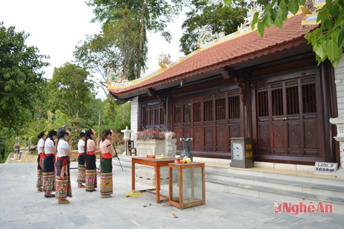 Trước ngôi đền thiêng.