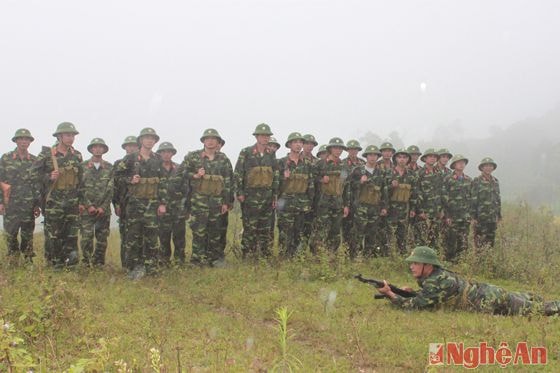 Đóng quân dưới chân núi Phù Xai Lai Leng quanh năm mây cuốn, khí hậu 4 mùa trong ngày, các cán bộ, chiến sĩ Đoàn 4