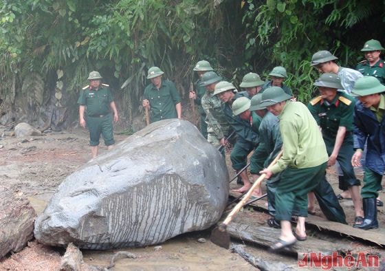 Địa hình hiểm trở, thường xuyên bị lũ ống, lũ quét chia cắt. Hầu như sau mỗi đợt lũ quét, các đoạn đường dân sinh trong khu vực đều bị chia cắt. Những lúc như vậy, các cán bộ, chiến sỹ phải cùng nhau khắc phục hậu quả. Trong ảnh, chiến sỹ Đoàn 4 khắc phục hậu quả lu quét ở Nậm Càn, Kỳ Sơn.