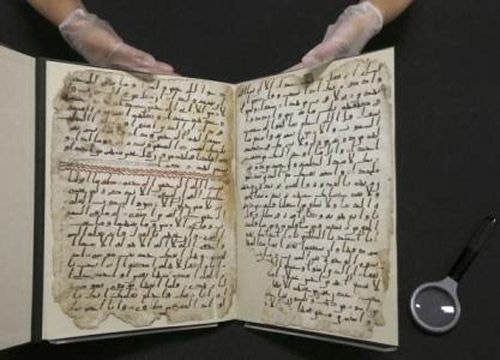  Bản thảo kinh Koran tìm thấy trong thư viện đại học Birmingham. Ảnh: Reuters