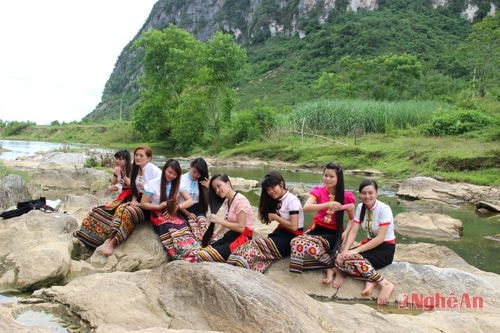 Thiếu nữ Thái bên dòng Pá Côn.