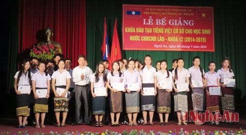  Trao bằng khen cho các