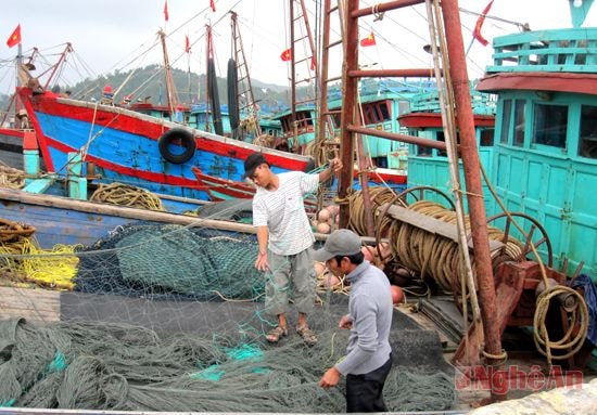 Chuẩn bị ngư cụ cho chuyến ra khơi của ngư dân Cửa Lò.  Ảnh: A.V