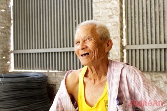 Giây phút nghỉ ngơi của ông Năm “xích lô”.