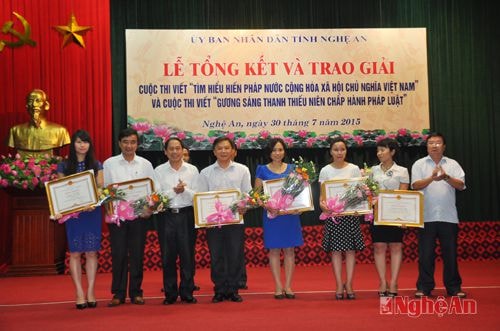 Trao giải nhì cuộc thi tìm hiểu hiến pháp nước cộng hòa xã hội chủ nghĩa việt nam cho các tập thể, cá nhân đạt giải