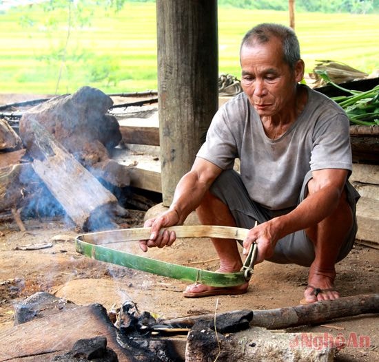 Hơ chiếc khung trên lửa để uốn.