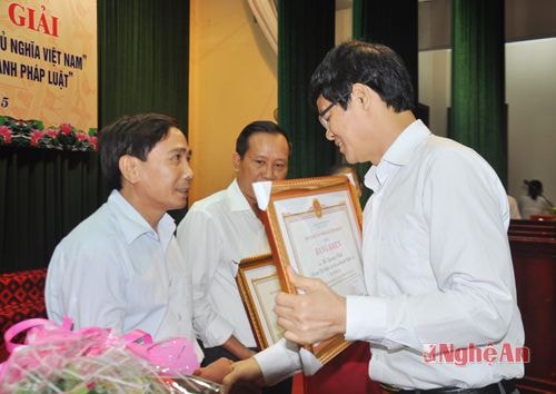 Trao giải cho các tác giả đạt giải nhất cuộc thi 