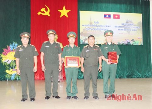 Đoàn cán bộ Quân đội nhân dân Lào tặng quà lưu niệm cho Trung đoàn 764