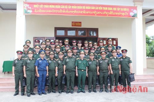  Đoàn cán bộ học viên Lào chụp ảnh lưu niệm cùng cán bộ, chiến sỹ Trung đoàn 764