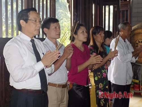  Các đại biểu dâng hương tại đền Choọng