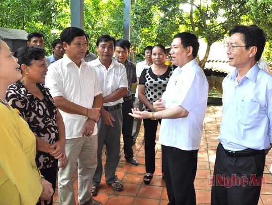 Đồng chí Hồ Đức Phớc trao đổi với cán bộ, nhân dân xã Châu Hội (Quỳ Châu) về phương thức xóa đói, giảm nghèo.   Ảnh: Hữu Nghĩa