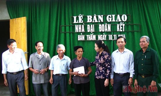 Trao nhà  Đại đoàn kết cho gia đình bà Lương Thị Phần  ở bản Thắm, xã Châu Lý (Quỳ Hợp).