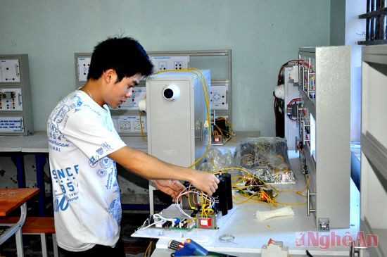 Học sinh Trường Trung cấp nghề Bắc Nghệ An làm quen với thiết bị học nghề  điện công nghiệp.