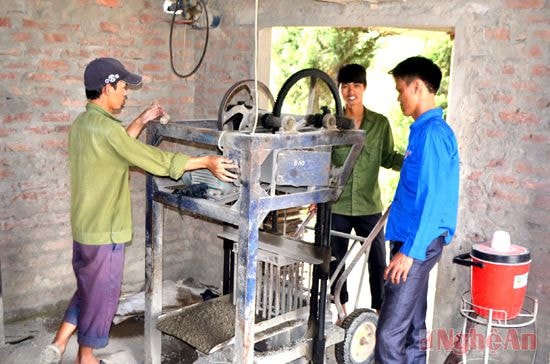 Công nhân làm việc tại cơ sở của anh Nguyễn Đình Hùng, xóm 1,  xã Nam Anh (Nam Đàn).