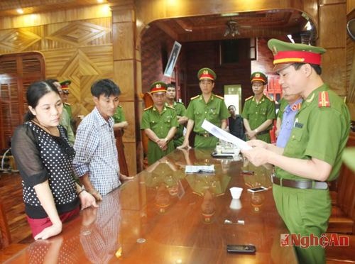 Đọc lệnh khám xét khẩn cấp nhà riêng của vợ chồng Tám – Oanh
