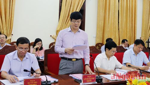 Đồng chí Lê Xuân Đại - PCT UBND tỉnh báo cáo về việc thực hiện nhiệm vụ năm học 2014 - 2015