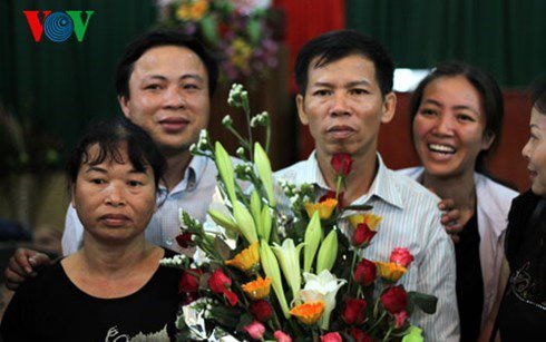 Vợ chồng ông Nguyễn Thanh Chấn trong ngày được Tòa phúc thẩm xin lỗi công khai sau 10 năm ngồi tù oan (Ảnh: Việt Đức)