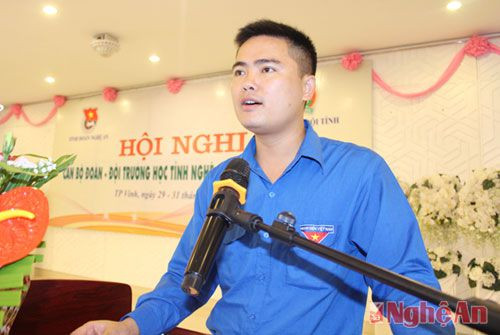 Đồng chí Bùi Văn Vinh, Trưởng Ban Thanh thiếu niên Trường học trình bày báo cáo tổng kết về công tác Đoàn - Đội năm học 2014 -2015