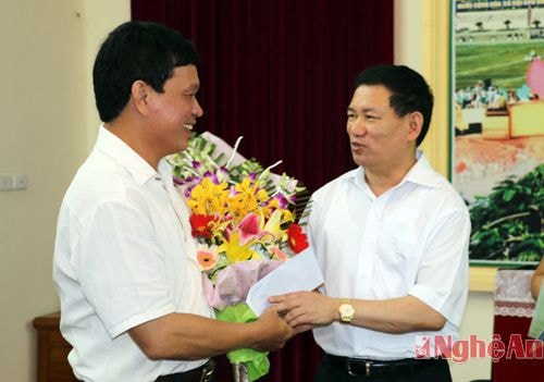Đồng chí Hồ Đức Phớc tặng hoa cho đồng chí Phan Thanh Tịnh - Giám đốc Sở Công thương