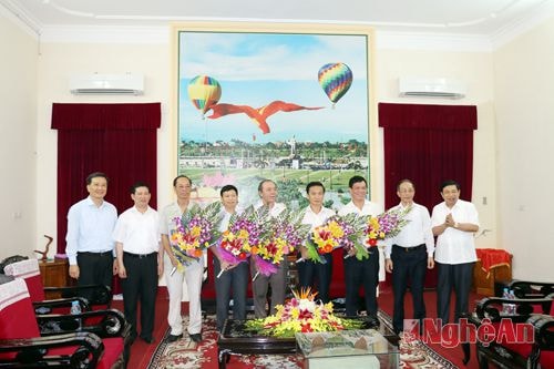 Chụp ảnh lưu niệm với các đồng chí trong Ban thường trực Tỉnh ủy
