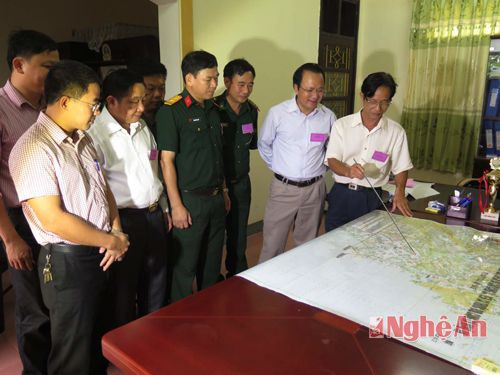 Các ngành chức năng ở thị xã Cửa Lò, Nghệ An bàn phương án triển khai công tác cứu nạn ngư dân và tàu cá bị nạn trên biển tại Cảng cá Cửa Hội, Nghệ An.