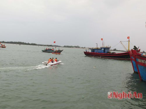 Tình huống các lực lượng chức năng đang lai dắt tàu cá của ngư dân Nghệ An bị nạn trên biển trở về đất liền.
