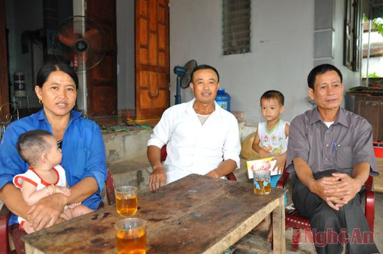 Cán bộ Mặt trận Tổ quốc xã Nghi Lâm (Nghi Lộc) trao đổi công việc với Chủ tịch Hội đồng mục vụ Giáo họ Mẫu Lâm.