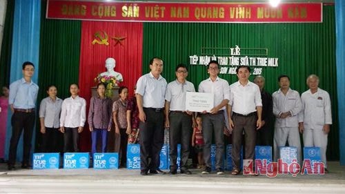  Trao sữa cho người dân xã Tường Sơn