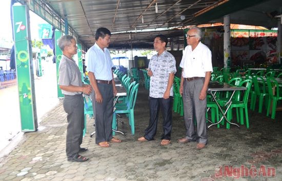 Cán bộ khối Hiếu Hạp, phường Nghi Thu trao đổi với các hộ kinh doanh tại bãi biển Cửa Lò