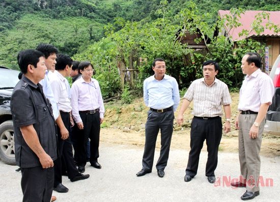 Đồng chí Huỳnh Thanh Điền và đoàn công tác kiểm tra công trình tại xã Tri Lễ (Quế Phong).