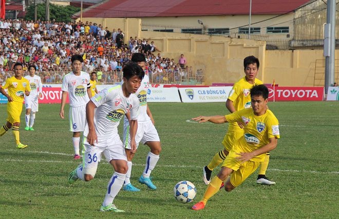 Thanh Hóa (phải) trượt ngã liên tiếp ở 2 trận đấu vừa qua. Ảnh: Khánh Hưng
