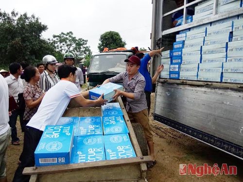  Người dân Anh Sơn phấn khởi khi nhận món quà của Công ty sữa TH