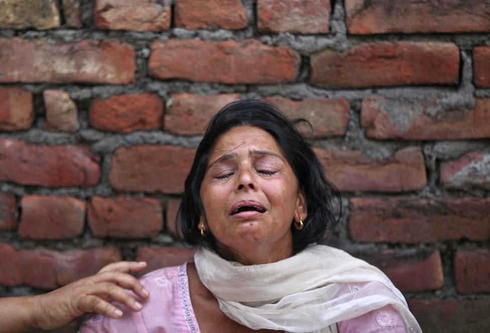 Kiran Bala, vợ của Amarjit Kumar, một tiểu thương thiệt mạng trong cuộc đấu súng ở Punjab, Ấn Độ hôm 27/7. Cảnh sát nước này đã chế ngự nhóm các tay súng vận trang phục quân đội sau 12 giờ đồng hồ đọ súng tại đồn cảnh sát thị trấn gần biên giới Pakistan, 9 người đã thiệt mạng.