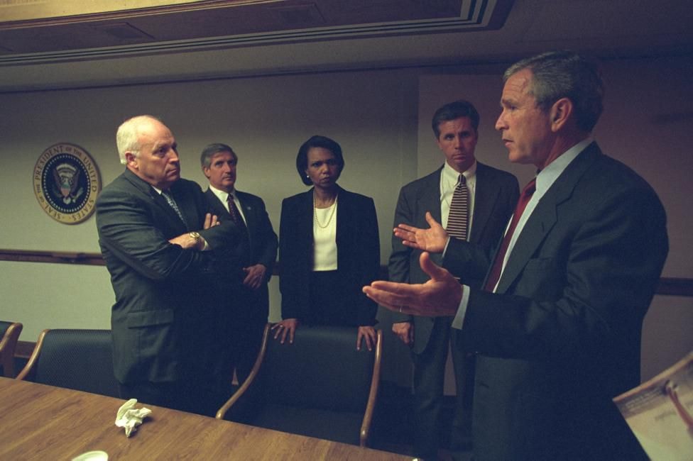 Bức ảnh được công bố hôm 24/7 chụp cựu Tổng thống Mỹ George Bush cạnh các quan chức cấp cao trong Trung tâm Chiến dịch Khẩn cấp của Tổng thống ở Washington vài giờ sau vụ khủng bố ngày 11/9/2001.