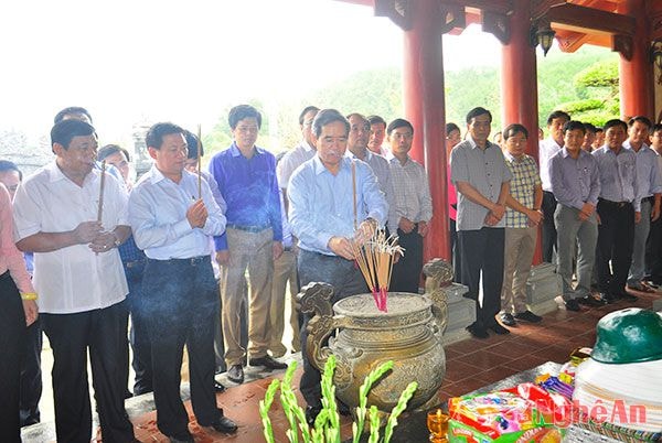 Thống đốc Nguyễn Văn Bình và lãnh đạo tỉnh Nghệ An dâng hương tại phần mộ chung của các liệt sỹ