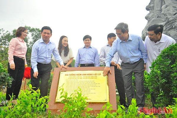 Thống đốc Ngân hàng Nhà nước và lãnh đạo tỉnh tham gia Lễ gắn biển tên nhà tài trợ tại công trình Đài tưởng niệm anh hùng liệt sỹ do Ngân hàng Nhà nước và các đơn vị thành viên tài trợ. Công trình có tổng mức đầu tư hơn 64 tỉ đồng, trong đó kinh phí đã tài trợ là gần 48,5 tỉ đồng.