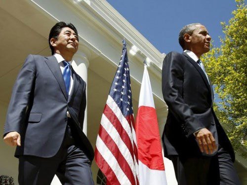 Thủ tướng Nhật Shinzo Abe (trái) là một trong 35 mục tiêu tuyệt mật nghe lén của NSA - Ảnh: Reuters