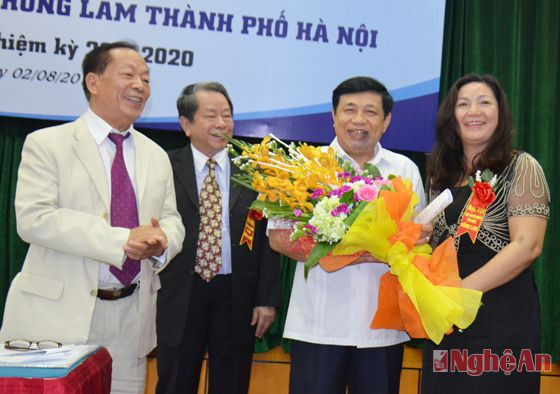 Đoàn chủ tịch Đại hội tặng hoa cảm ơn lãnh đạo tỉnh Nghệ An.