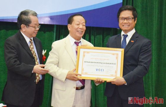 Ông Vũ Tiến Lộc, Chủ tịch Phòng Thương mại và Công nghiệp Việt Nam (VCCI) trao chứng nhận hội viên cho Hội doanh nhân tiêu biểu Hồng Lam thành phố Hà Nội.